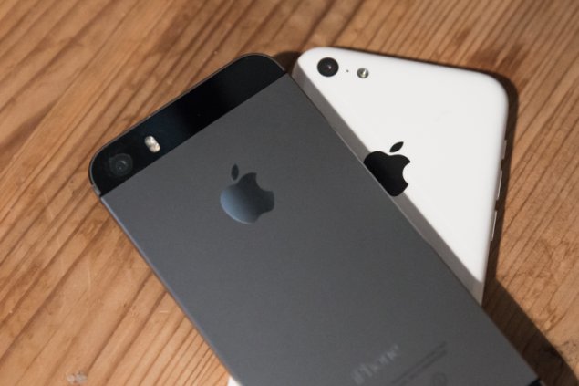 Apple's iPhone 5S and iphone 5c back sides, signing pricing agreements with carriers in Taiwan has lead to a fine for apple
