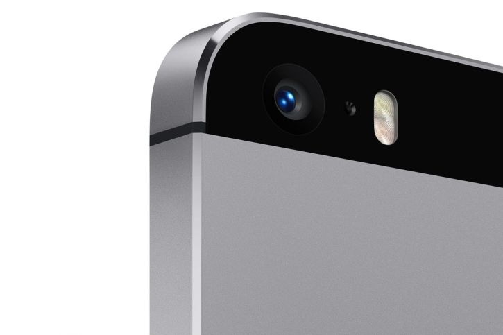 Apple iPhone 5S boasts an 8MP iSight camera for excellent photos even in low light